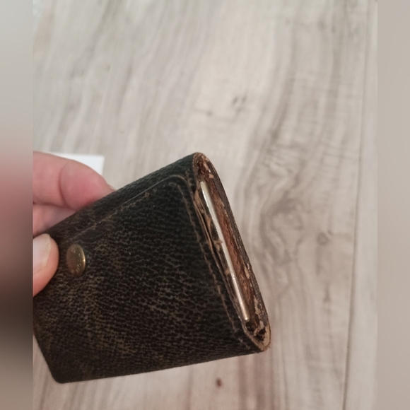 Louis Vuitton Monogram Key Case Holder 4 Key - Picture 4 of 11